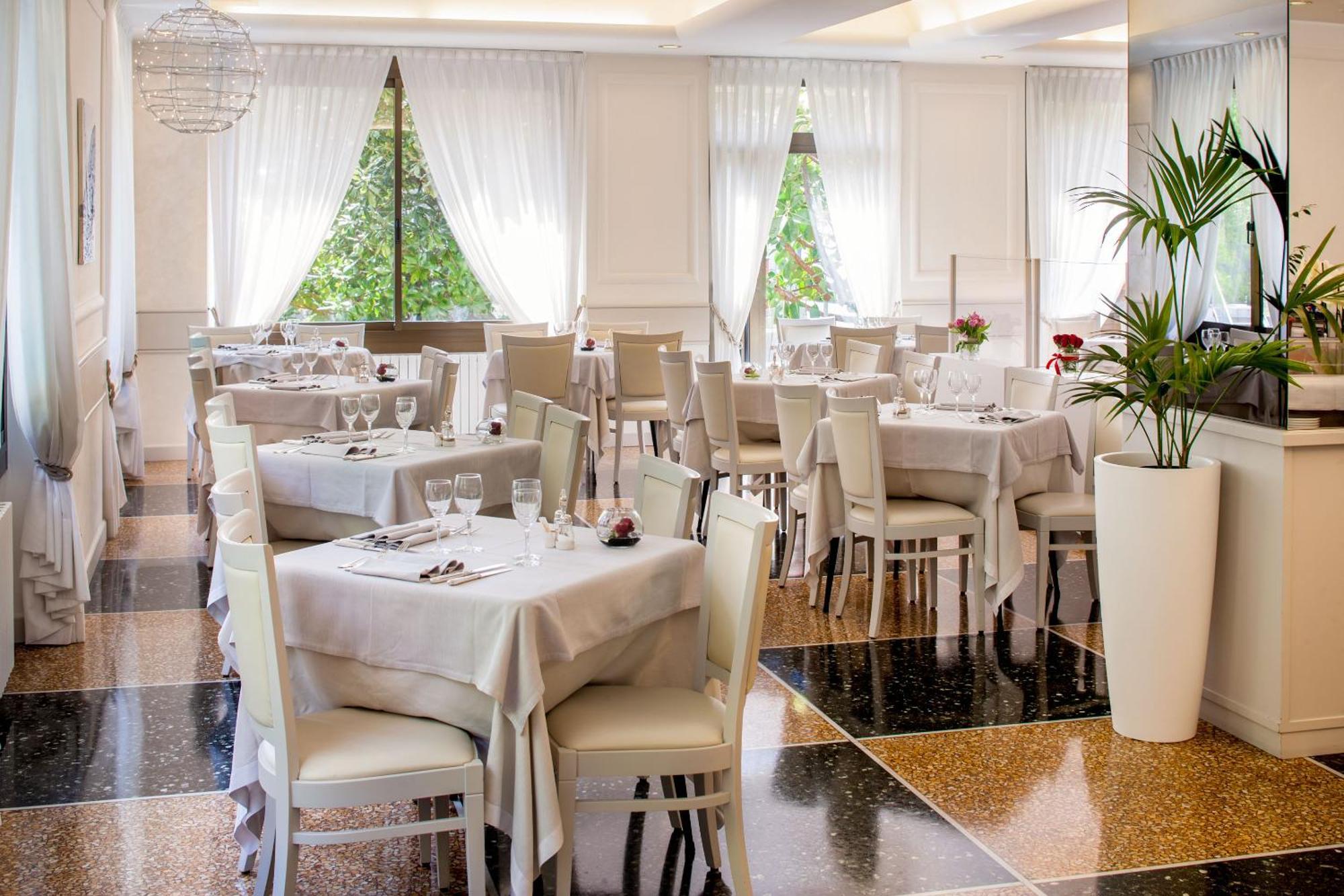 Hotel Mediterraneo Laigueglia Esterno foto